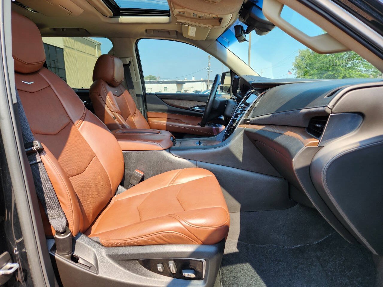Used 2018 Cadillac Escalade Premium Luxury AWD/4WD image 15