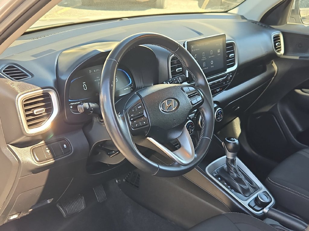 Used 2025 Hyundai Venue SEL FWD image 15
