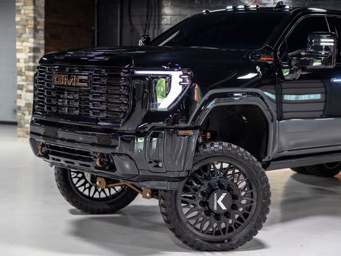 Used 2024 GMC Sierra 3500 Denali w/ Denali Reserve Package AWD/4WD image 3