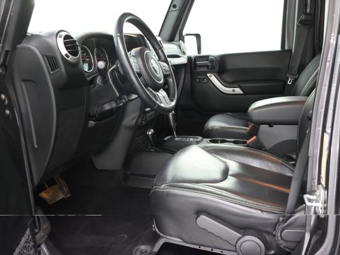 Used 2017 Jeep Wrangler Unlimited Sahara w/ Connectivity Group AWD/4WD image 6