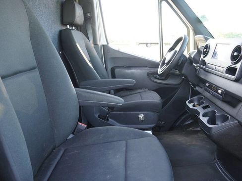 Used 2020 Freightliner Sprinter 2500 RWD image 17