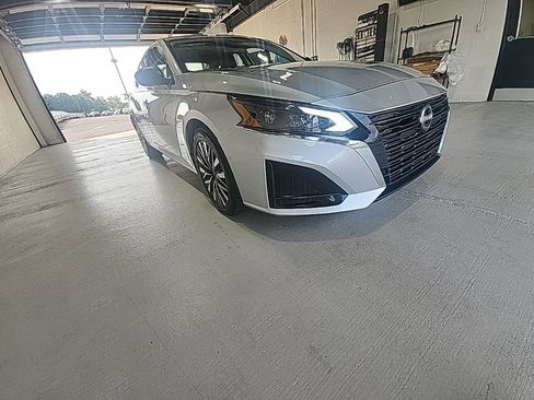 Used 2024 Nissan Altima 2.5 SV FWD image 2