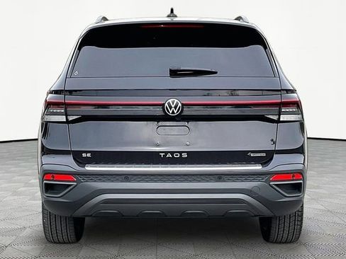 Used 2025 Volkswagen Taos SE image 6