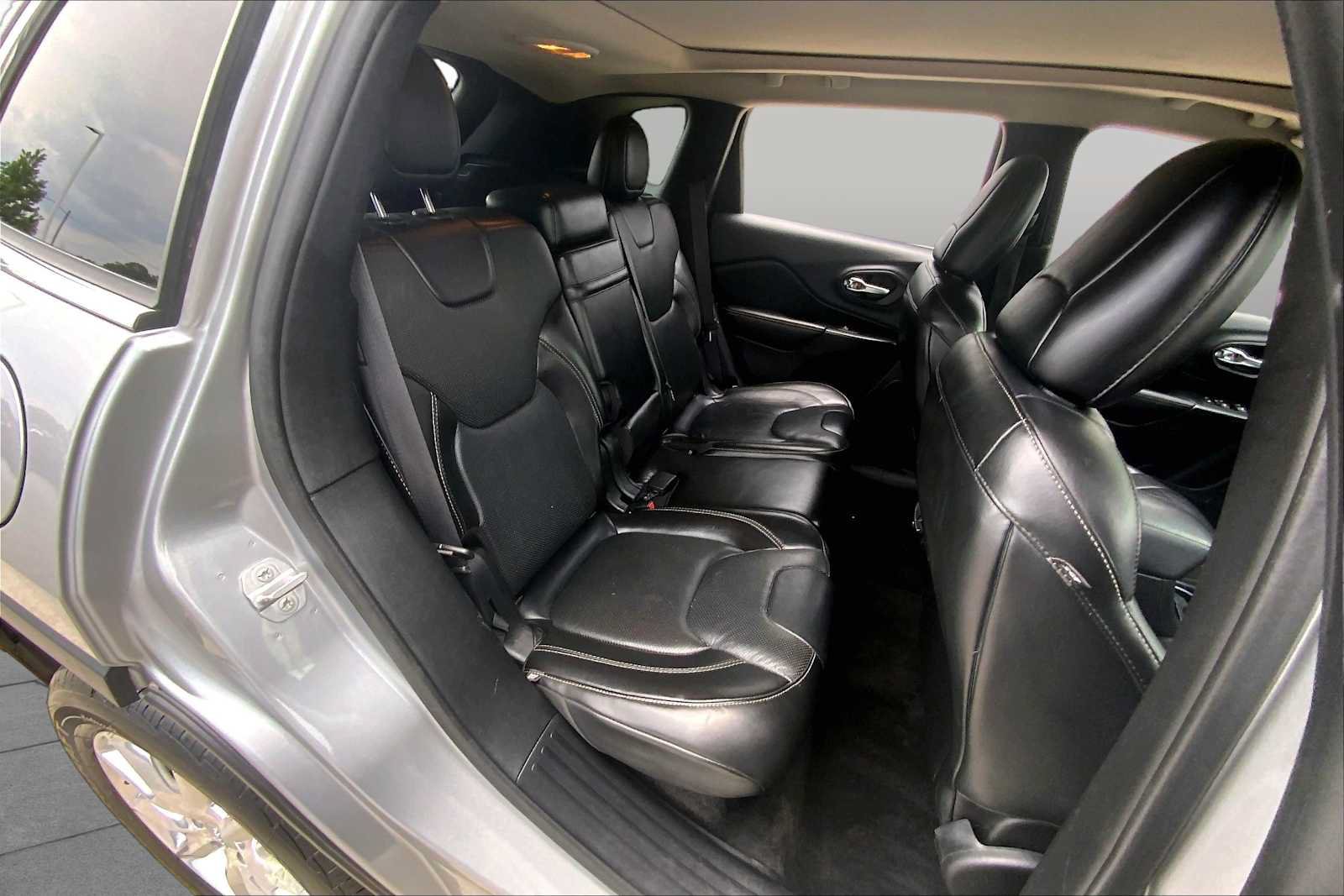 Used 2015 Jeep Cherokee Limited w/ Luxury Group AWD/4WD image 20