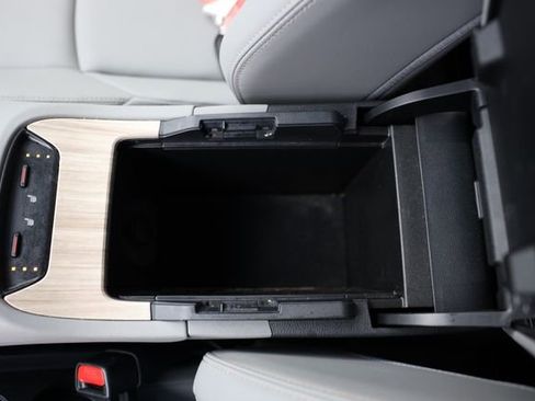 Used 2022 Toyota Venza XLE image 36