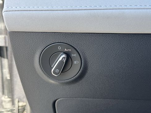 Used 2025 Volkswagen Taos SE image 30