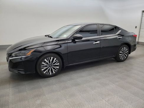 Used 2023 Nissan Altima 2.5 SV w/ SV Premium Package FWD image 2