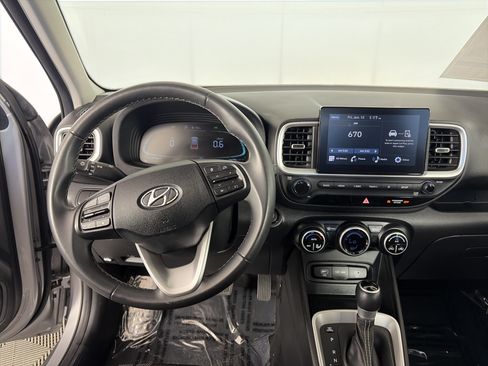 Used 2025 Hyundai Venue SEL FWD image 8