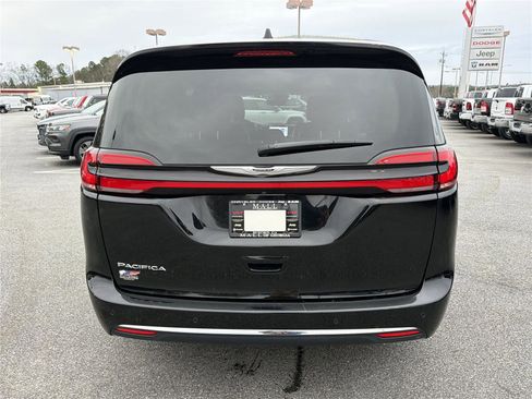 Used 2024 Chrysler Pacifica Touring-L image 7