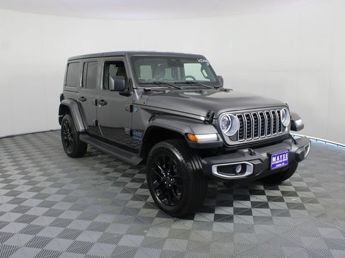 Used 2025 Jeep Wrangler Unlimited Sahara AWD/4WD image 24