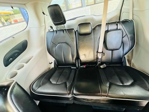 Used 2022 Chrysler Pacifica Limited image 13