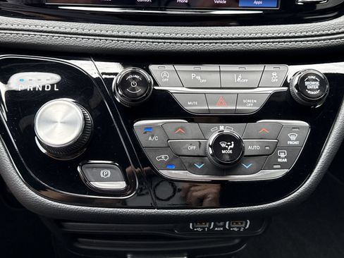 Used 2025 Chrysler Pacifica Select FWD image 28