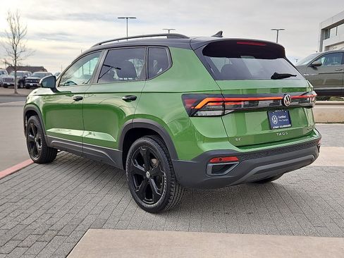 Certified 2025 Volkswagen Taos SE image 2