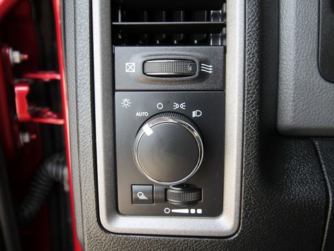 Used 2015 RAM 2500 Tradesman w/ Chrome Appearance Group AWD/4WD image 25