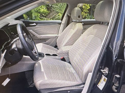 Used 2023 Volkswagen Jetta SE w/ Panoramic Sunroof Package FWD image 4