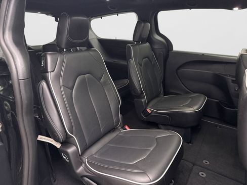 Used 2025 Chrysler Pacifica Limited FWD image 19