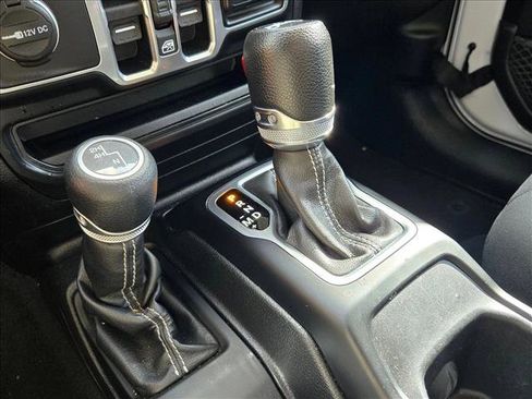 Used 2018 Jeep Wrangler Unlimited Sahara AWD/4WD image 14