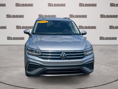 Used 2024 Volkswagen Tiguan SE w/ Panoramic Sunroof Package AWD/4WD image 8