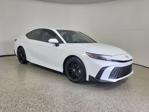 Used 2025 Toyota Camry SE FWD image 4