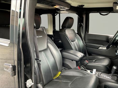Used 2015 Jeep Wrangler Unlimited Rubicon w/ Dual Top Group AWD/4WD image 26