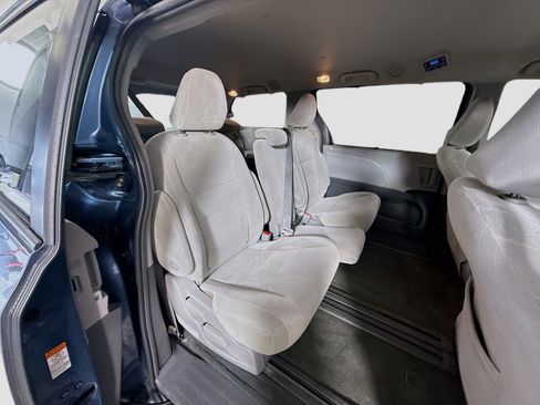 Used 2017 Toyota Sienna LE FWD image 25