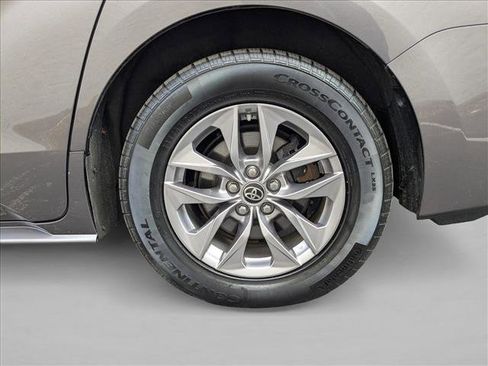 Used 2021 Toyota Sienna XLE image 23