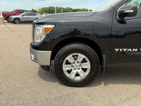 Used 2018 Nissan Titan SV AWD/4WD image 11