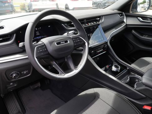 Used 2025 Jeep Grand Cherokee Laredo RWD image 15