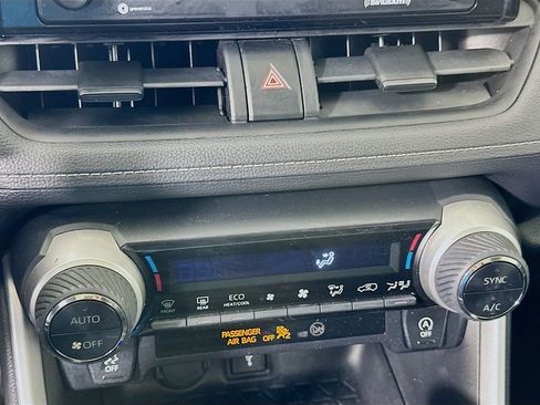 Used 2020 Toyota RAV4 XLE w/ Convenience Package FWD image 15