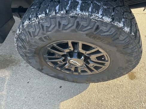 Used 2024 Chevrolet Silverado 2500 ZR2 w/ Technology Package image 26