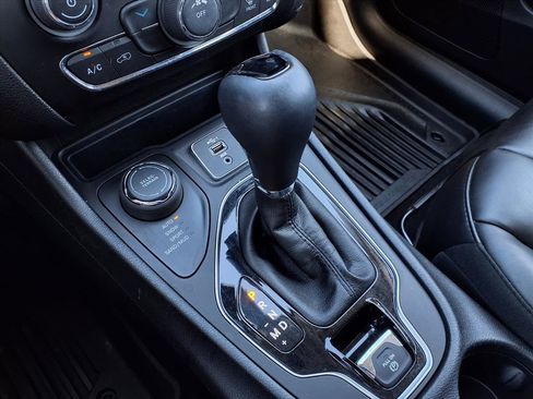 Used 2020 Jeep Cherokee Latitude Plus image 12