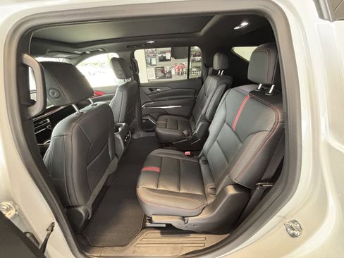 Used 2024 Chevrolet Traverse RS AWD/4WD image 18