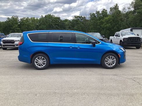 New 2027 Chrysler Pacifica Select AWD/4WD image 8