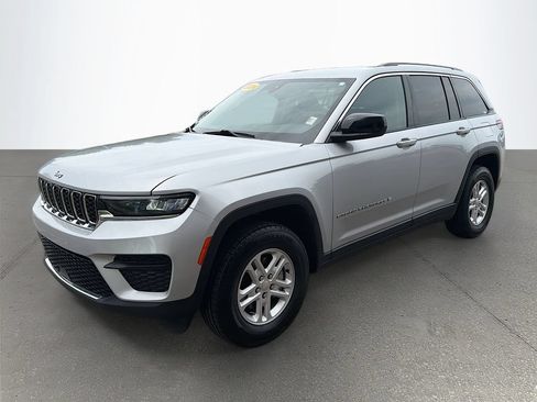 Used 2024 Jeep Grand Cherokee Laredo RWD image 8
