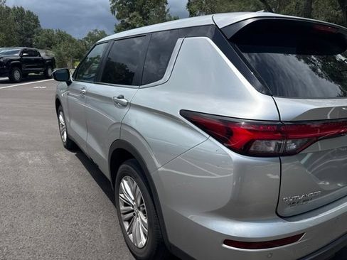 Used 2024 Mitsubishi Outlander ES FWD image 3