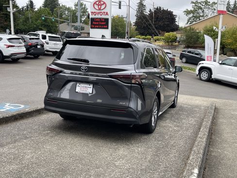 Certified 2025 Toyota Sienna XLE FWD image 7