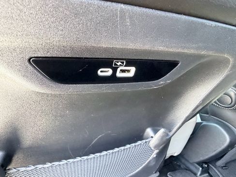 Used 2023 Chrysler Pacifica Touring-L image 28