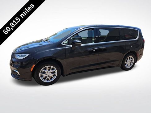Used 2023 Chrysler Pacifica Touring-L FWD image 2
