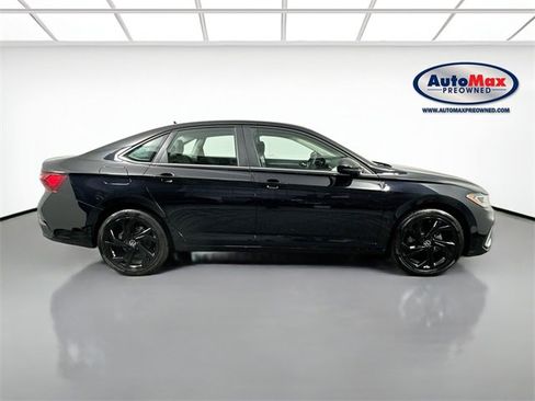 Used 2025 Volkswagen Jetta SE w/ Black Wheel Package image 10