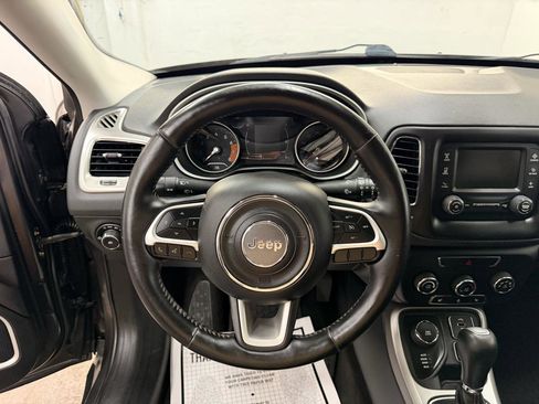 Used 2018 Jeep Compass Latitude w/ Cold Weather Group AWD/4WD image 19