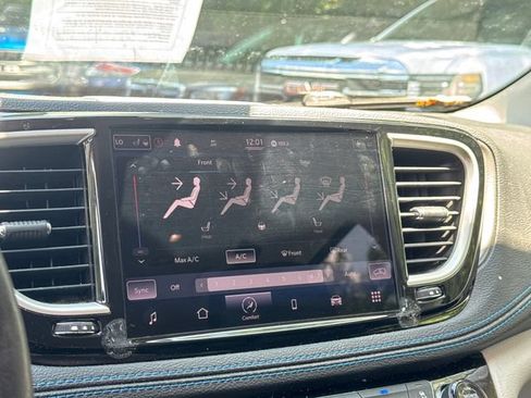 Used 2021 Chrysler Pacifica Touring-L FWD image 21