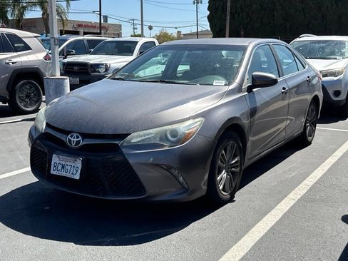 Used 2015 Toyota Camry SE FWD image 2