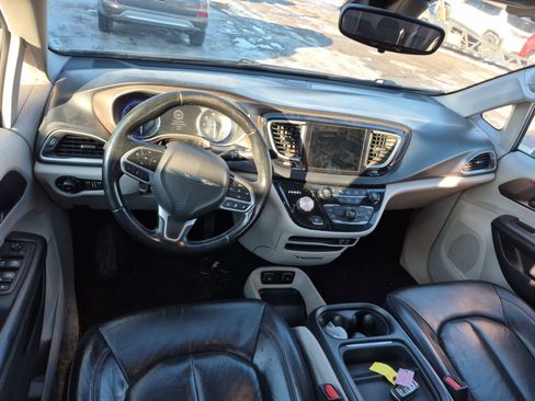 Used 2018 Chrysler Pacifica Touring-L w/ Advanced Safetytec Group image 8