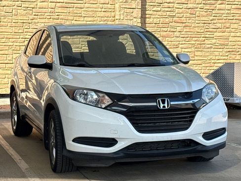 Used 2017 Honda HR-V LX image 3