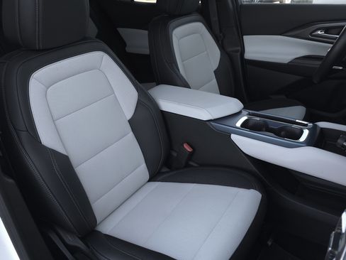 Used 2025 Chevrolet Equinox EV LT image 37