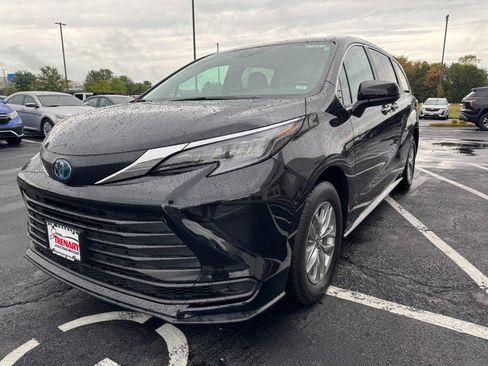 Used 2025 Toyota Sienna LE FWD image 8