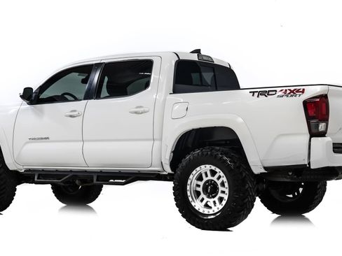 Used 2019 Toyota Tacoma TRD Sport image 5