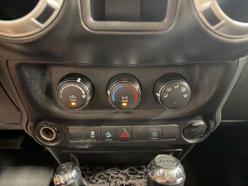 Used 2015 Jeep Wrangler Rubicon AWD/4WD image 18