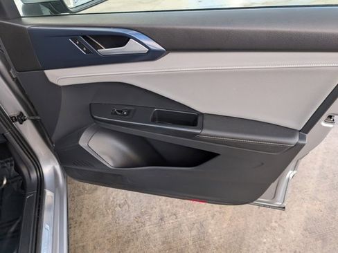 Used 2024 Volkswagen Taos SE image 34