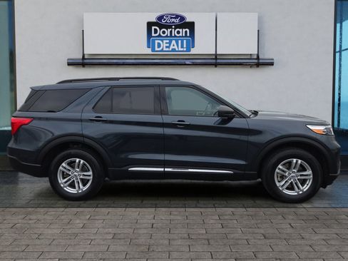 Used 2023 Ford Explorer XLT AWD/4WD image 2